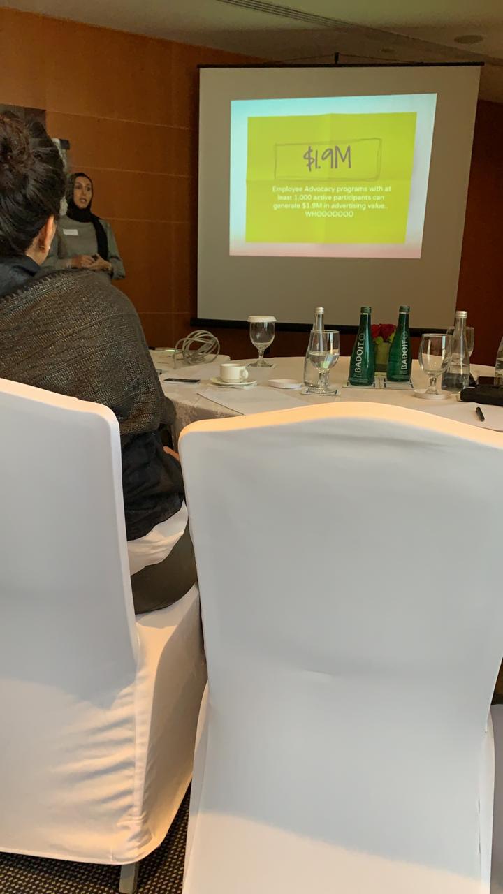 Women With a Yellow Presentation